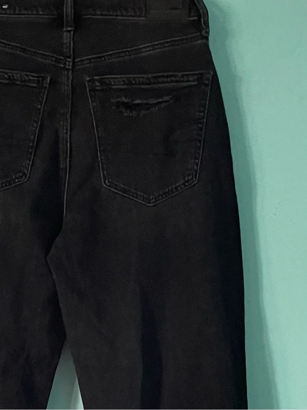 American Eagle Strigid Washed Black Distressed Ripped Knee Raw Hem 2 High Rise